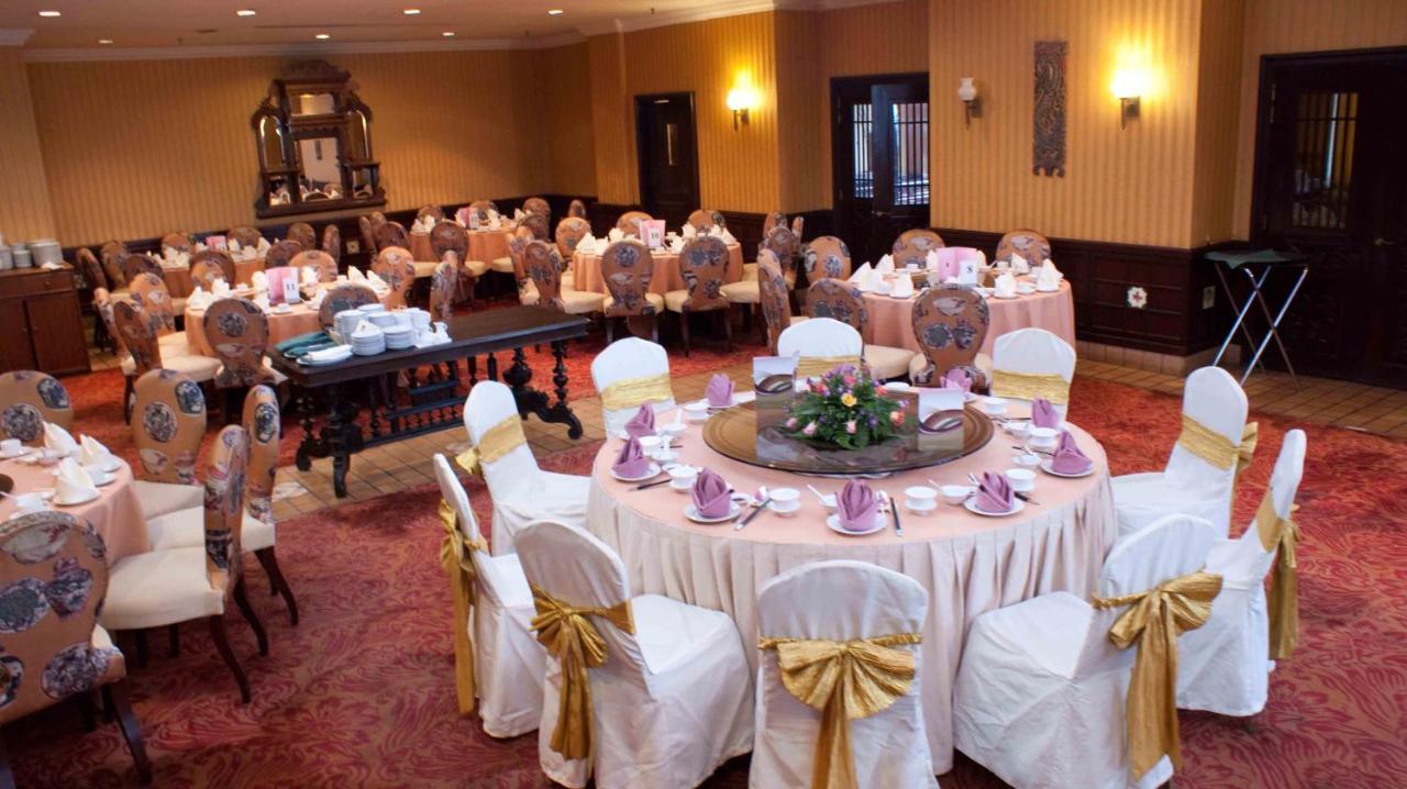 Mines Beach Resort Hotel Seri Kembangan Exterior photo